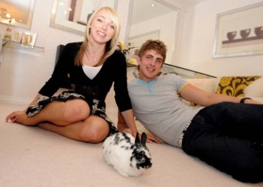 lauren-and-ollie-relax-at-home-with-their-house-rabbit-smudge